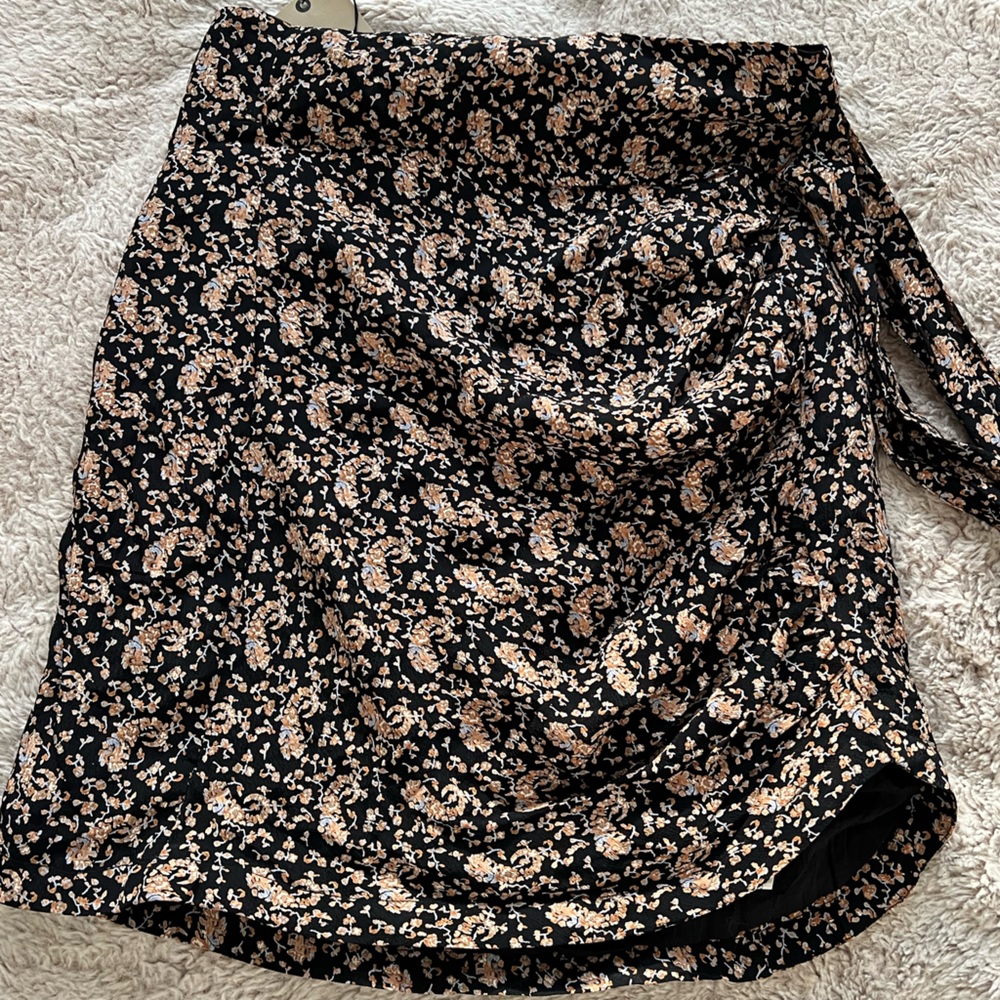 NWT Sfera Black Floral Wrap Mini Skirt | Size Small